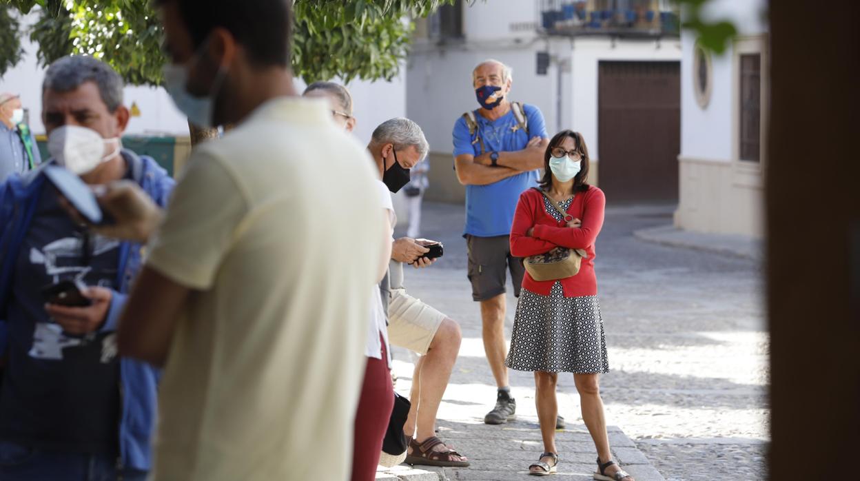 Varias personas, esperando el jueves, primer día del Festival, para acceder a un patio de San Basilío