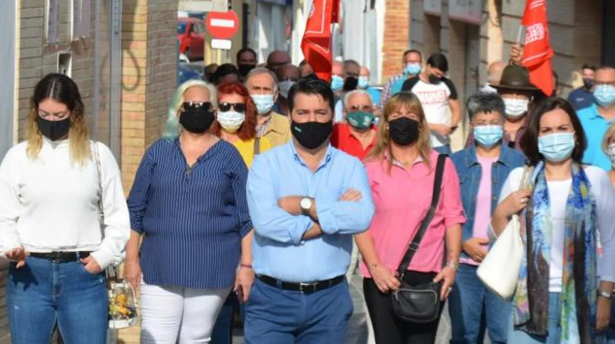 Militantes del PSOE de Coria se manifiestan junto al candidato a la Secretaria General del PSOE local, David Díaz