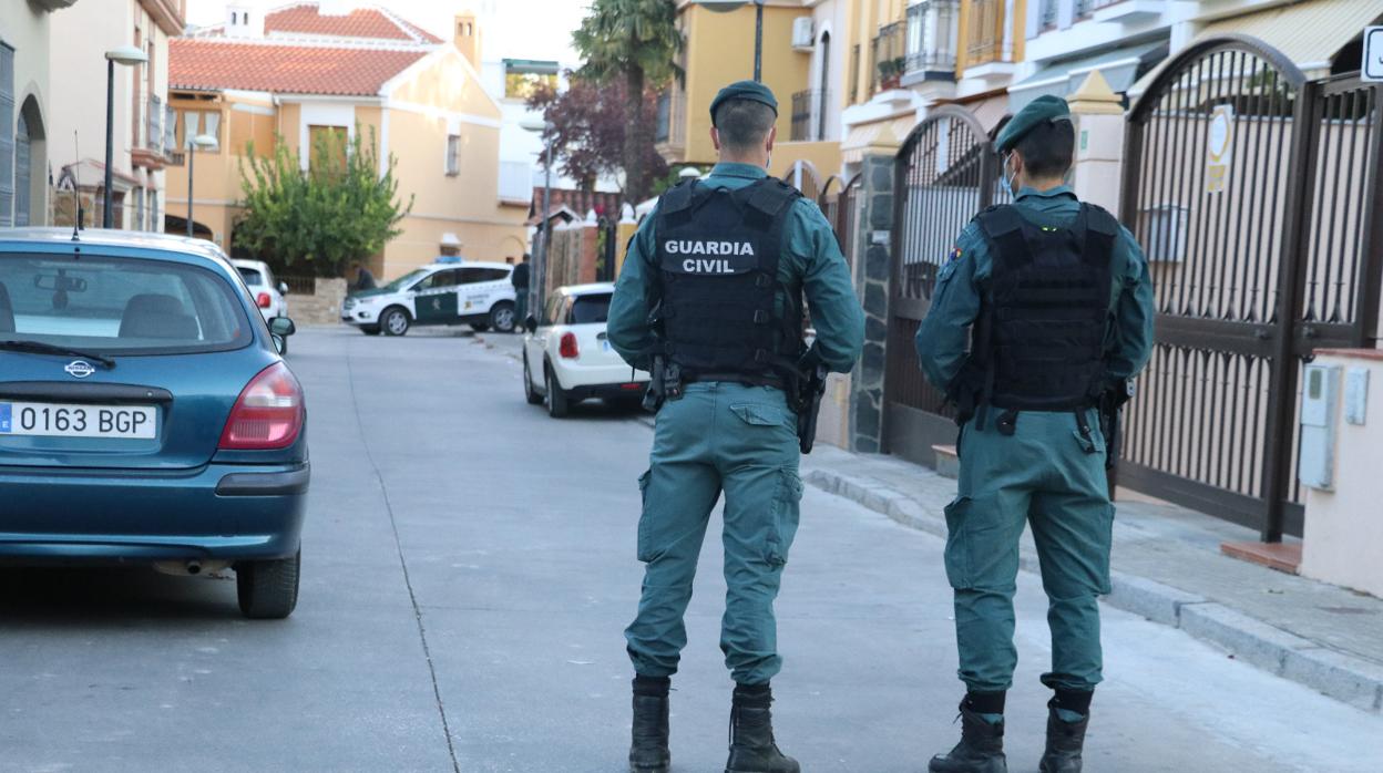 Agentes de la Guardia Civil desplegados en Lucena este miércoles