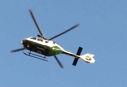 Un helicóptero de la Guardia Civil ha sobrevolado Puente Genil durante los registros