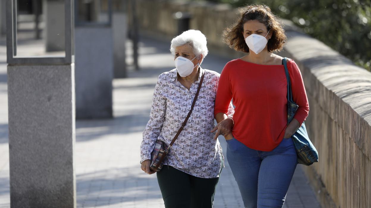 Dos mujeres pasean por la Ribera de Córdoba