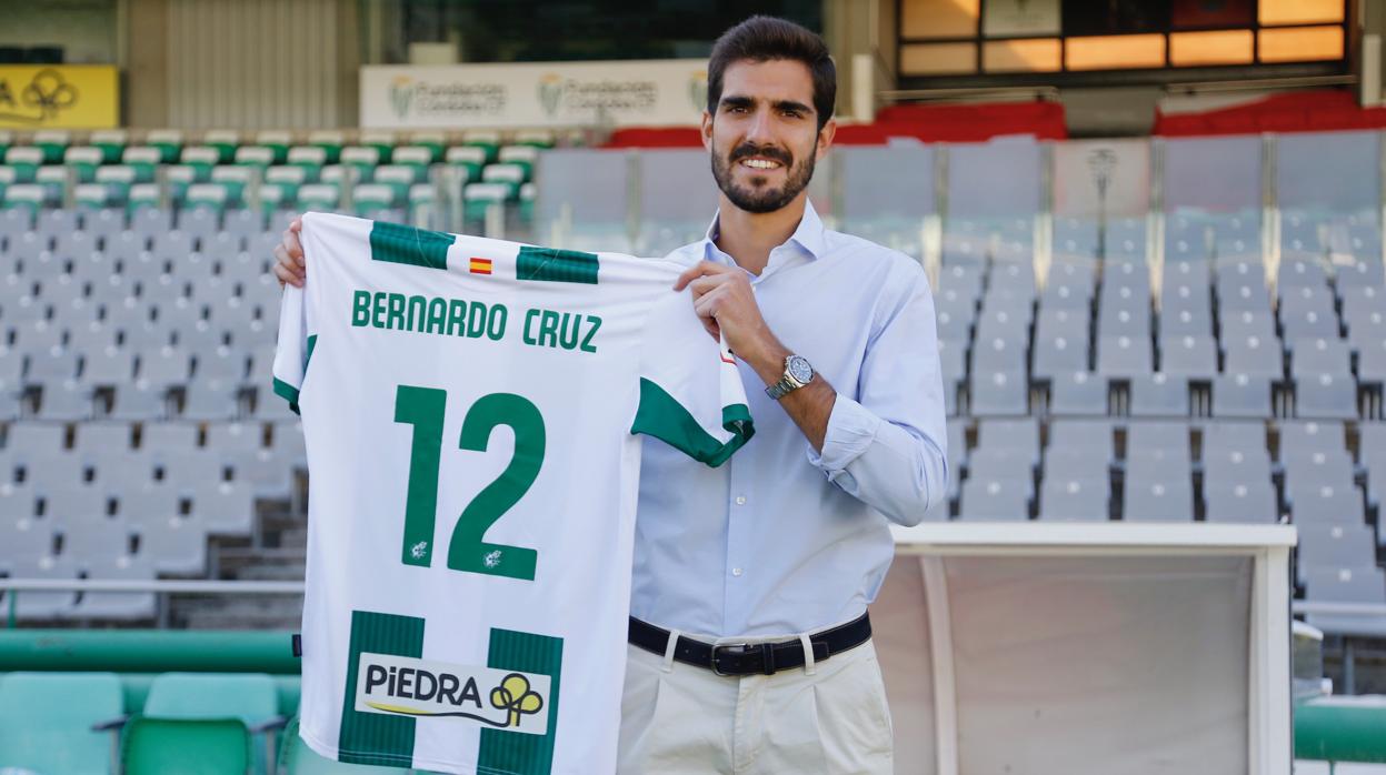 Bernardo Cruz, en la presentación con el Córdoba CF este jueves con la nueva camiseta en El Arcángel