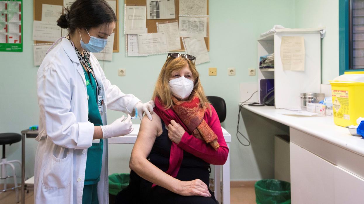 Una enfermera atiende a una paciente en un centro de salud