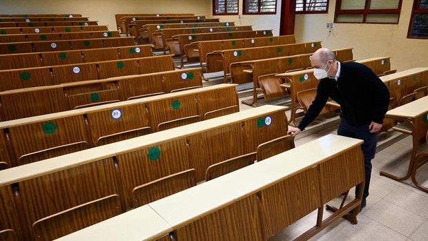 Primer día de restricciones por el coronavirus: Granada, el paseo de los tristes