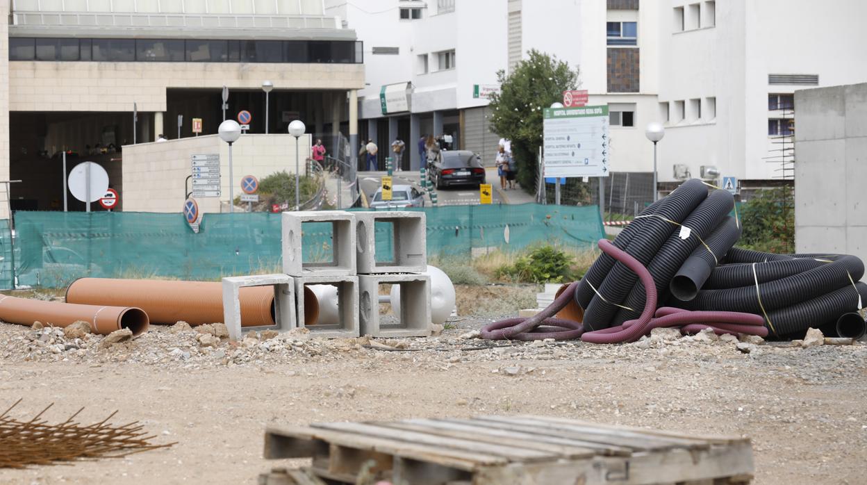 Obras paradas en el solar donde se levantarán las consultas externas del Materno Infantil del Reina Sofía