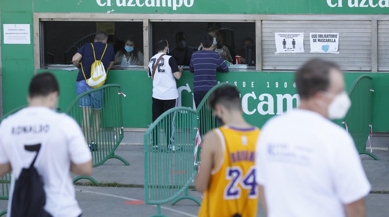 Aficionados del Córdoba CF recogen sus entradas en taquillas