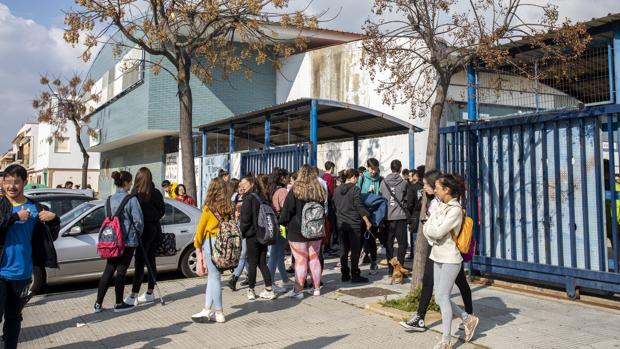 Denuncian una «brutal agresión» a una profesora en un instituto de Punta Umbría a manos de una alumna