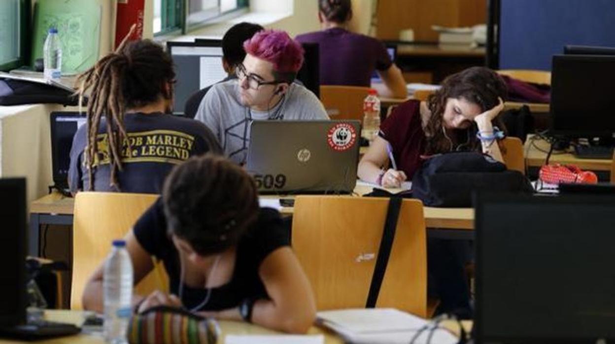 Estudiantes en una biblioteca pública