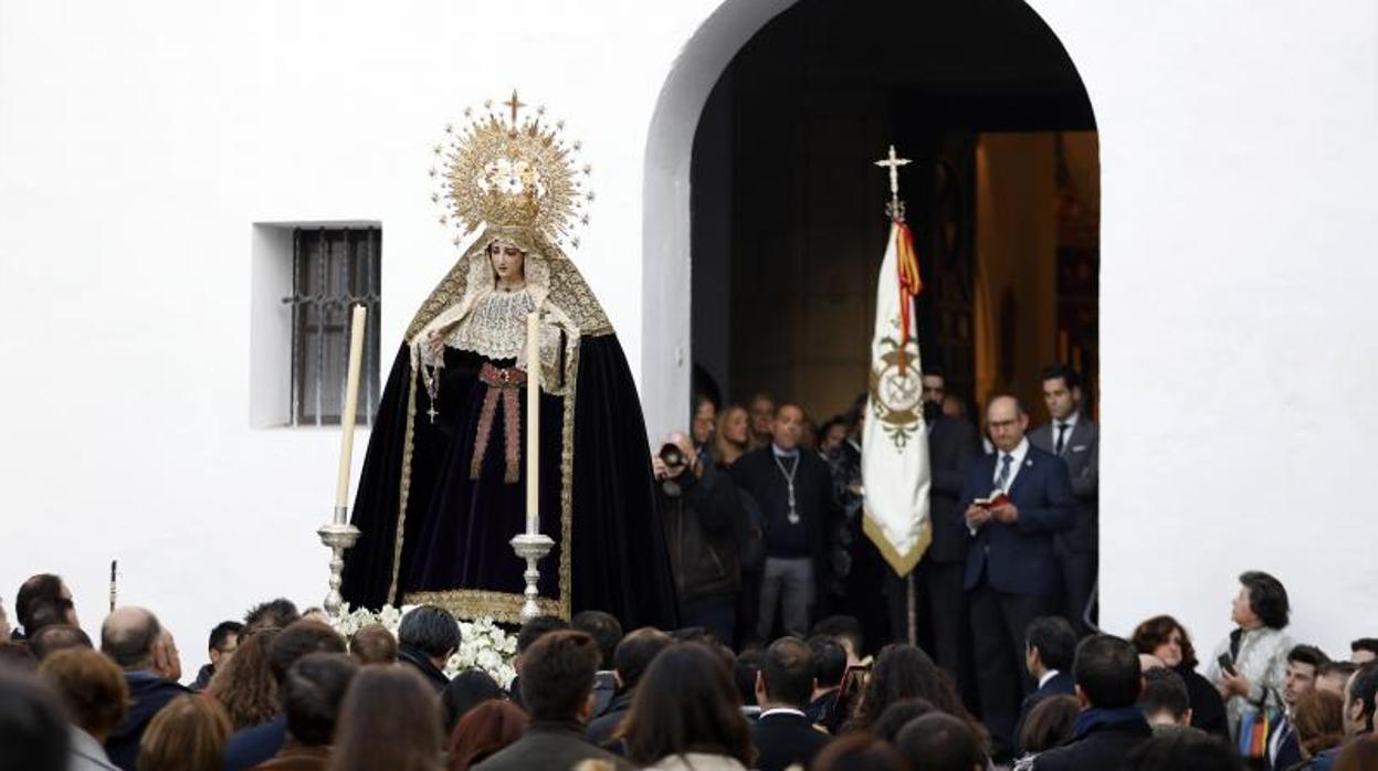 La Virgen de la Paz a las puertas de Capuchinos en el traslado hasta Santa Victoria