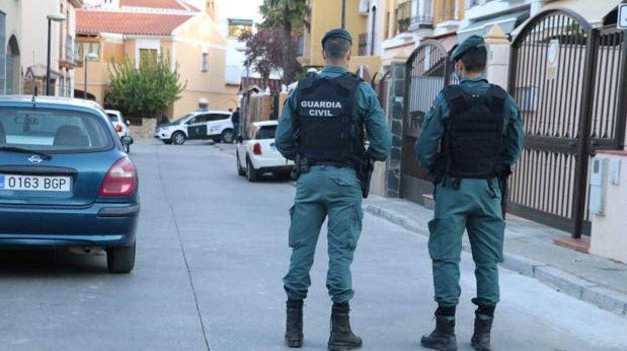 Agentes durante la operación policial en Lucena