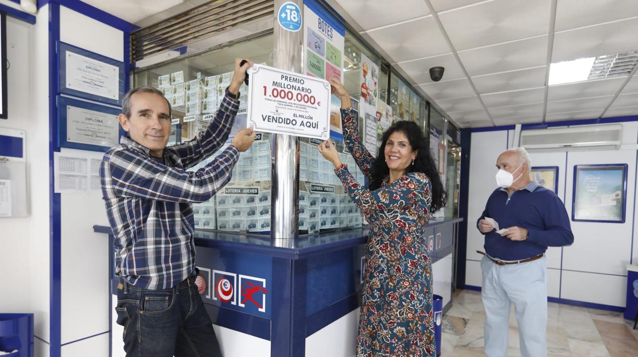 Los dueños de la administración del Parque Figueroa muestran el cartel de haber dado el premio