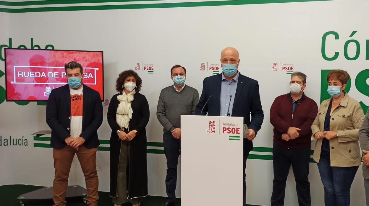 El secretario provincial del PSOE, Antonio Ruiz, junto a los alcaldes socialistas en la sede esta semana