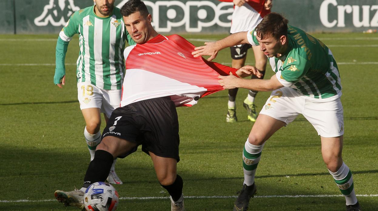 Simón agarra a Willy y el Betis Deportivo frena al Córdoba CF