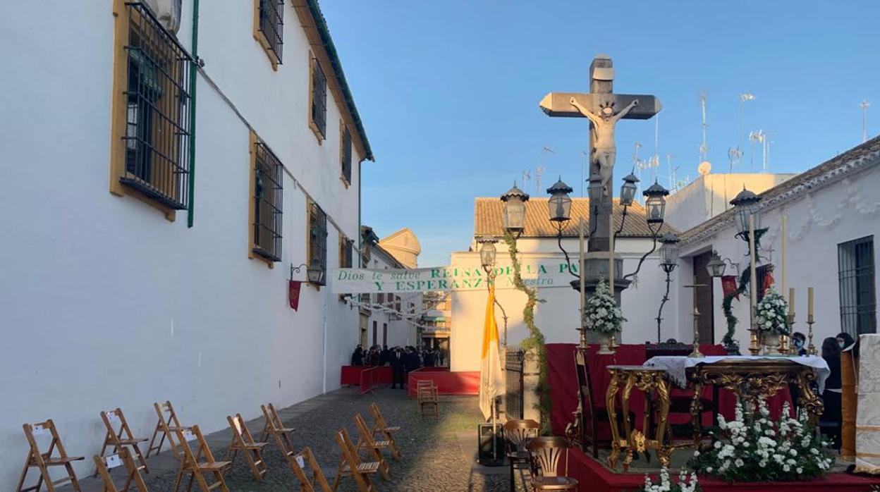 Altar preparado para el rosario de la Virgen de la Paz de Córdoba en la plaza de Capuchinos