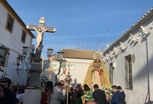 La Virgen de la Paz, camino del altar en la plaza de Capuchinos