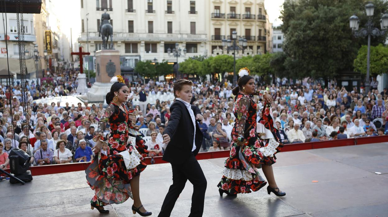 Festival infantil de flamenco durante Las Cruces, en Las Tendillas