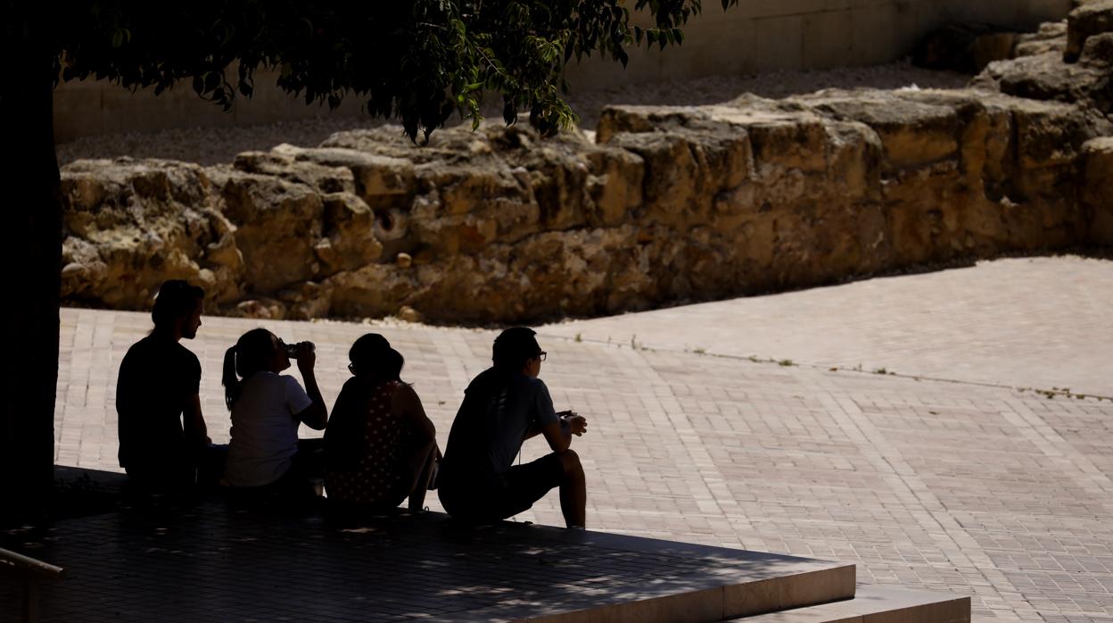 Un grupo de personas descansa en la zona patrimonial