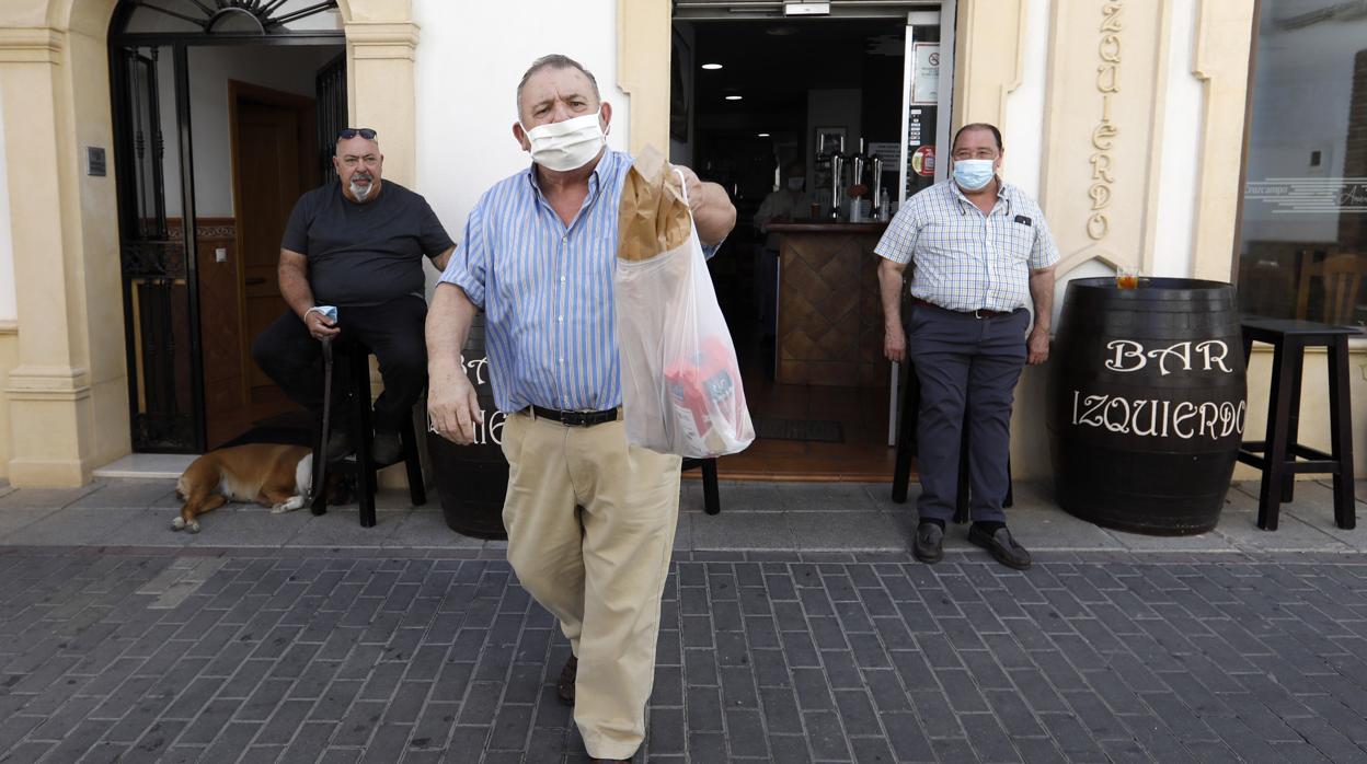 Tres vecinos de Almodóvar durante el confinamiento perimetral de la localidad