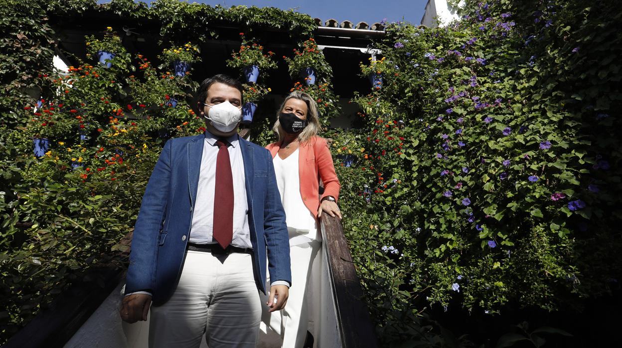 El alcalde de Córdoba, José María Bellido (PP), junto a la primera teniente alcalde, Isabel Albás (Cs)