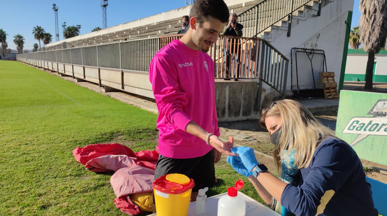 El delantero del Córdoba CF Alberto Salido pasa el test de coronavirus la semana pasada