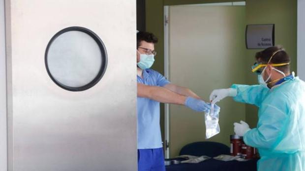 El puente de octubre dispara los casos de coronavirus a 2.412 y los muertos a 42 en Andalucía