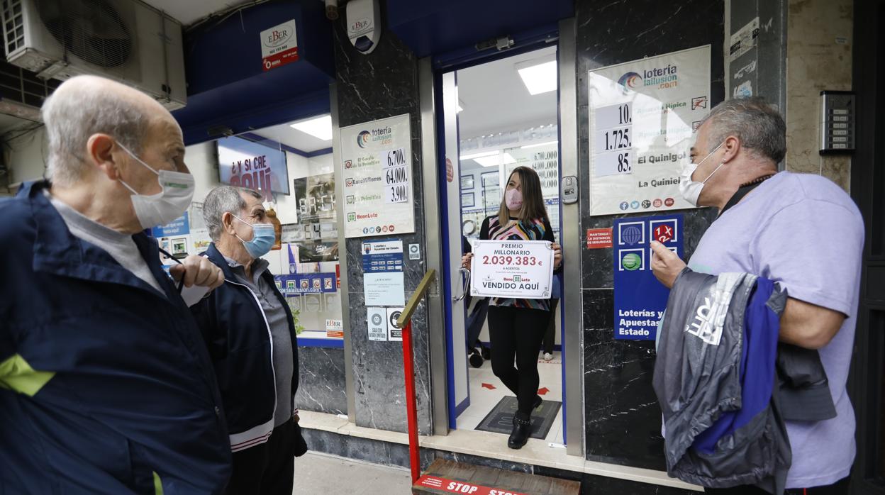 Casandra, una de las empleadas de la administración de la avenida de Granada, junto a clientes