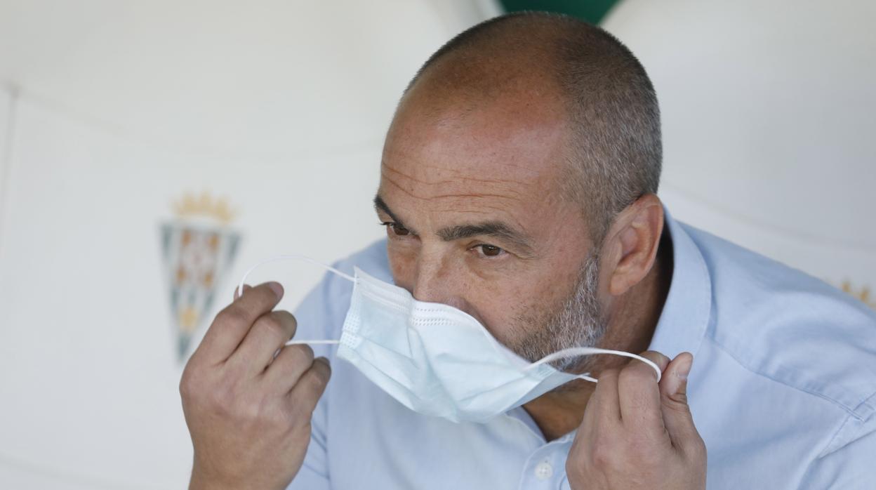 El entrenador del Córdoba CF, Juan Sabas, se pone la mascarilla en el partido del domingo