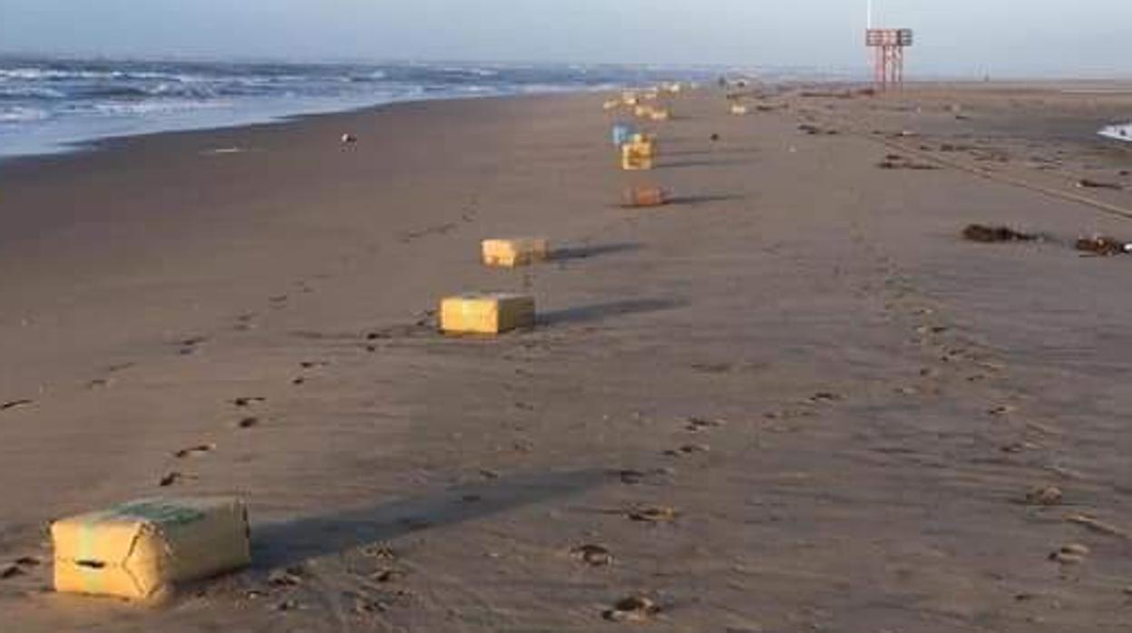 Los fardos de droga arrastrados a la playa de Ayamonte