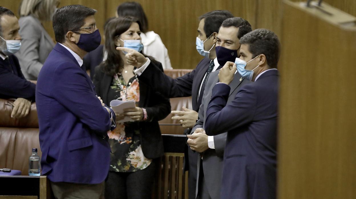 El presidente andaluz hace un corrillo en el salón de plenos durante un receso del Debate sobre el Estado de la Comunidad