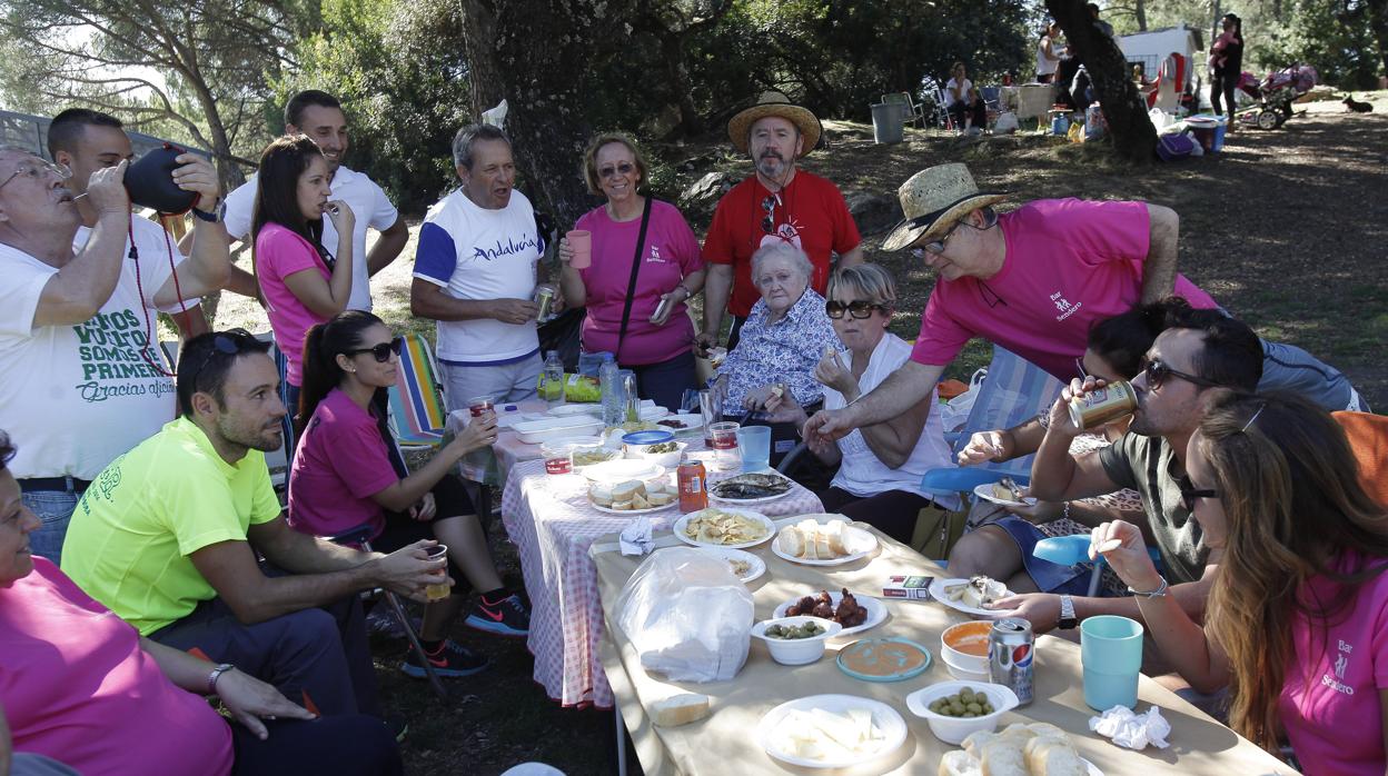 Una familia celebrando San Rafael en Los Villares en una imagen de archivo