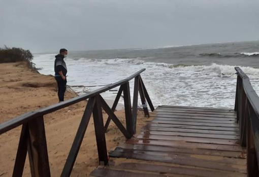 Daños en la playa de El Portil por el temporal