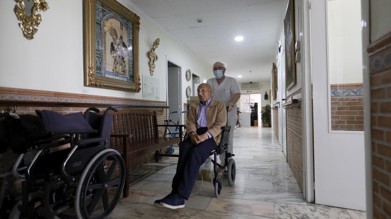 Imagen de archivo de un anciano en una residencia de Córdoba