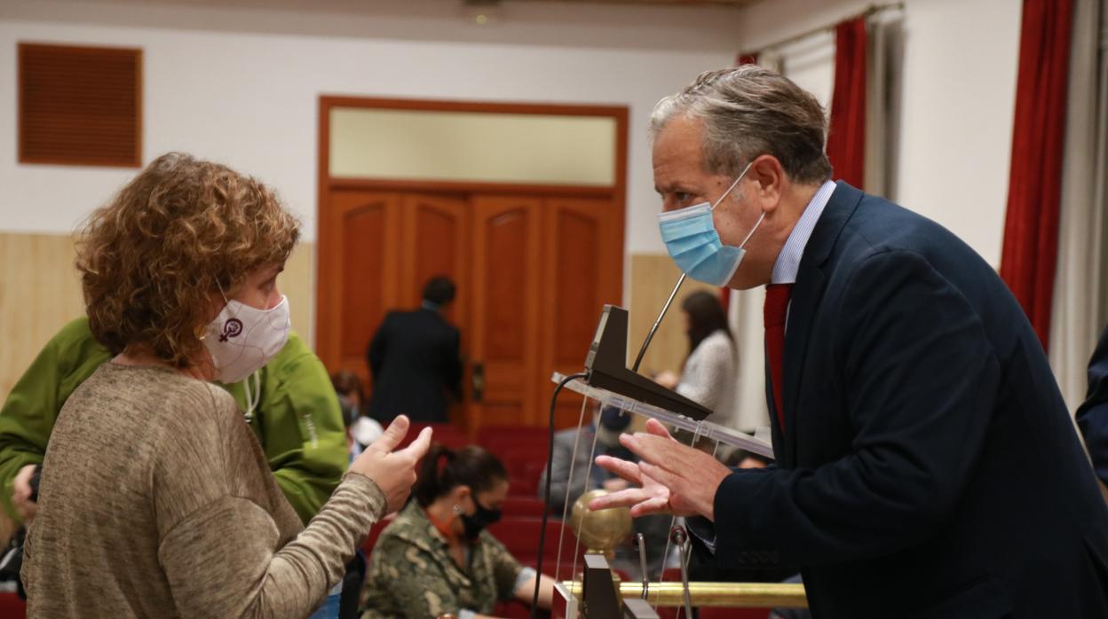 Alba Doblas y Salvador Fuentes charlan en el Pleno