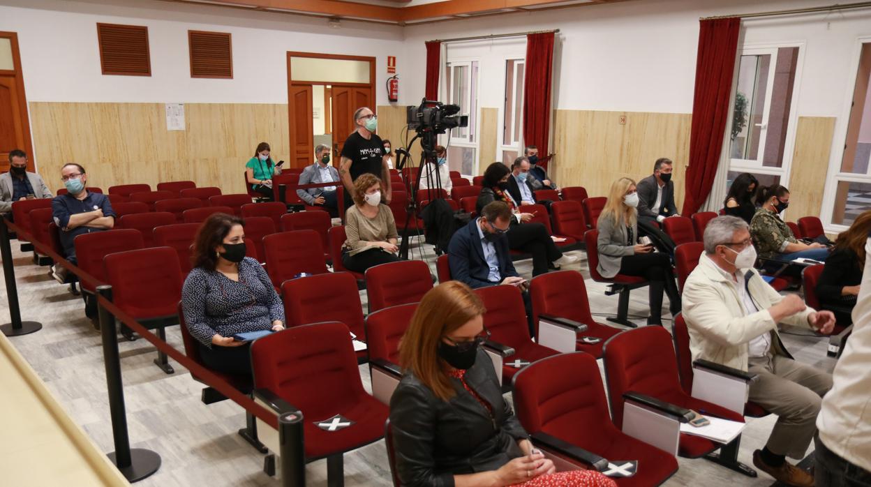 Ediles sentaddos en el salón de plenos