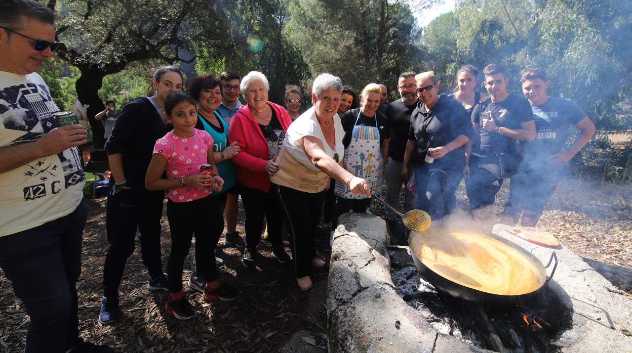 Un grupo de personas prepara un perol en el parque periurbano de Los Villares