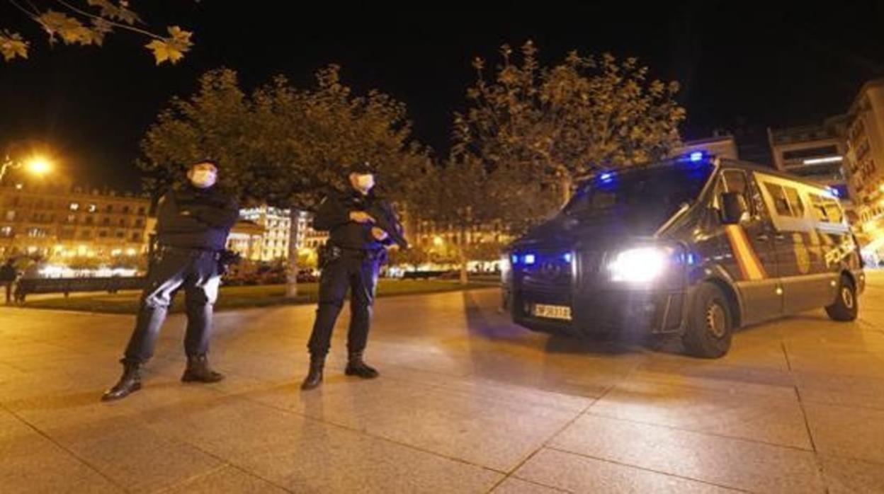 Dos policias nacionales junto a un furgón