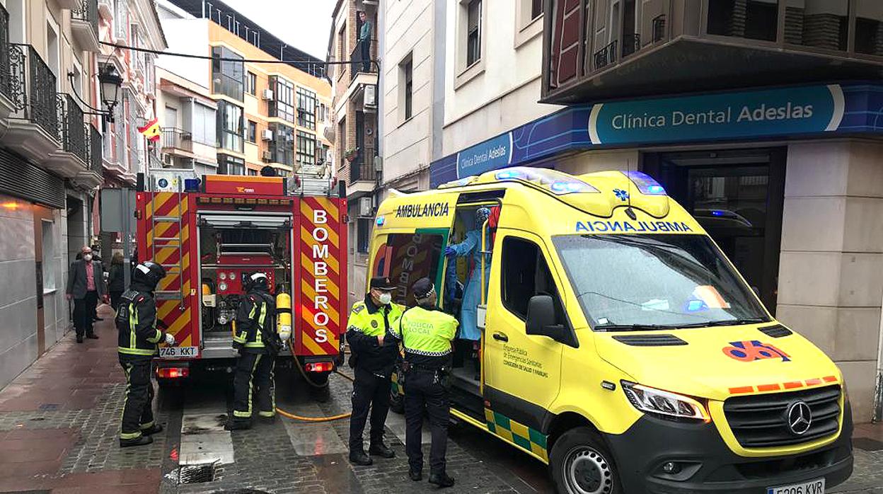 Bomberos y urgencias médicas en el lugar donde se produjo el incendio en una vivienda de Lucena