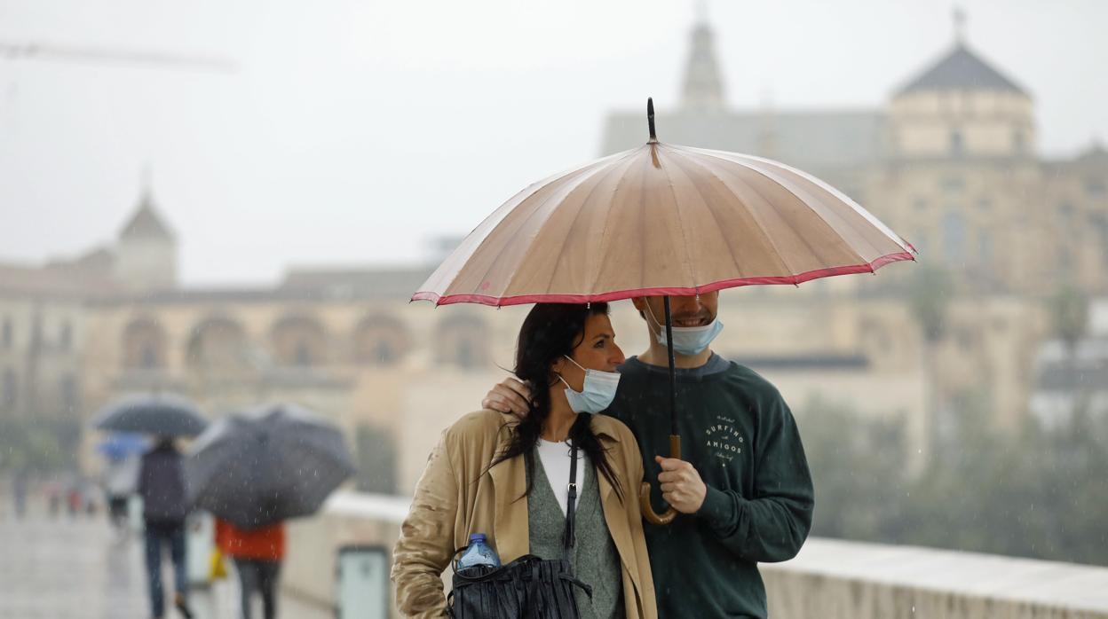 Dos jóvenes en el Puente Romano