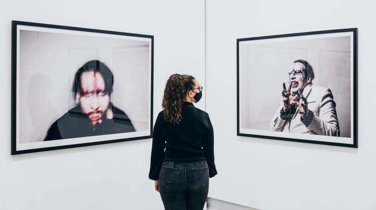 La muestra reúne una treintena de fotografías del artista