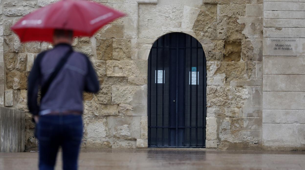 Puerta cerrada de La Calahorra