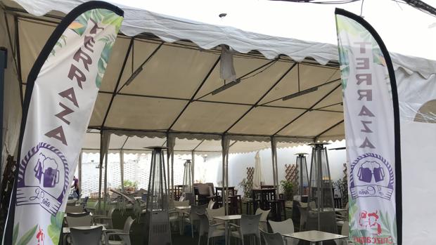 La instalación de veladores en suelos privados desata la polémica en Lucena por los excesos