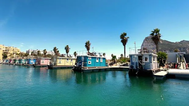 Vivir y dormir sobre el mar, la original propuesta de Boat Haus en La Línea  de la Concepción