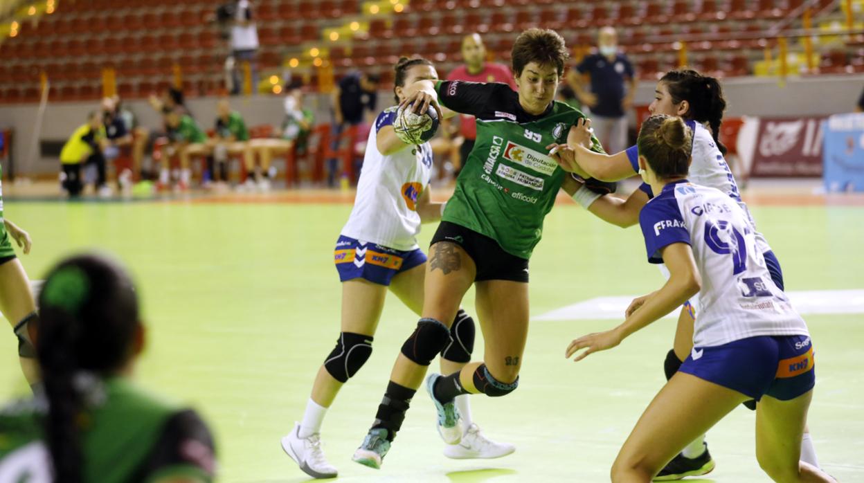 La pivote Andrea Roda, del Adesal Córdoba, en el primer partido de Liga ante el Granollers en Vista Alegre