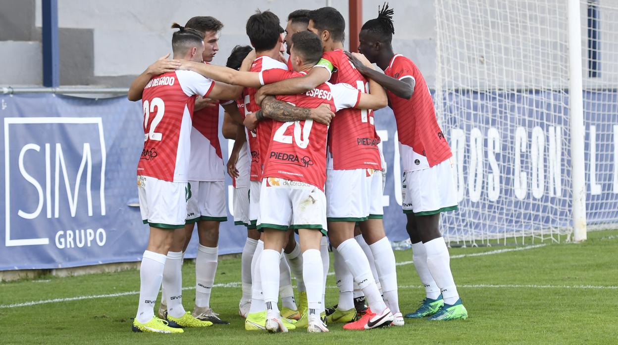 Los jugadores del Córdoba CF celebran el 0-2 ante el Yeclano este domingo en La Constitución