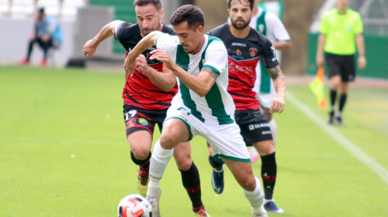 Iván Navarro, autor del gol del Córdoba B, en la banda este domingo ante el Puente Genil