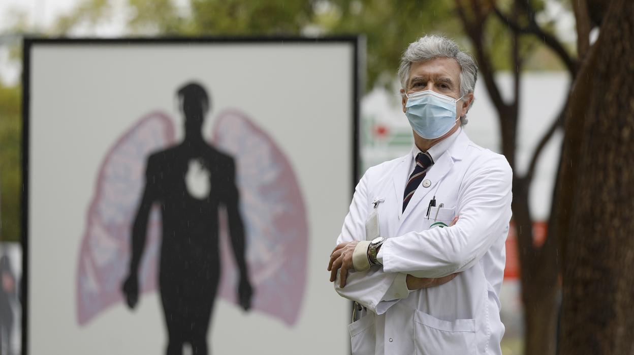 El doctor Salvatierra, en el exterior del Hospital Reina Sofía de Córdoba