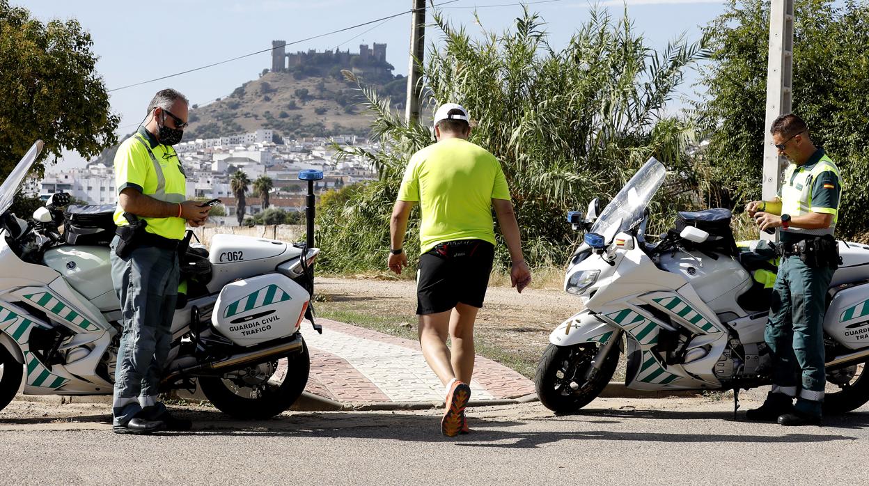 Agentes de la Guardia Civil controlan los accesos de Almodóvar del Río, en Córdoba, cuando estuvo cerrada