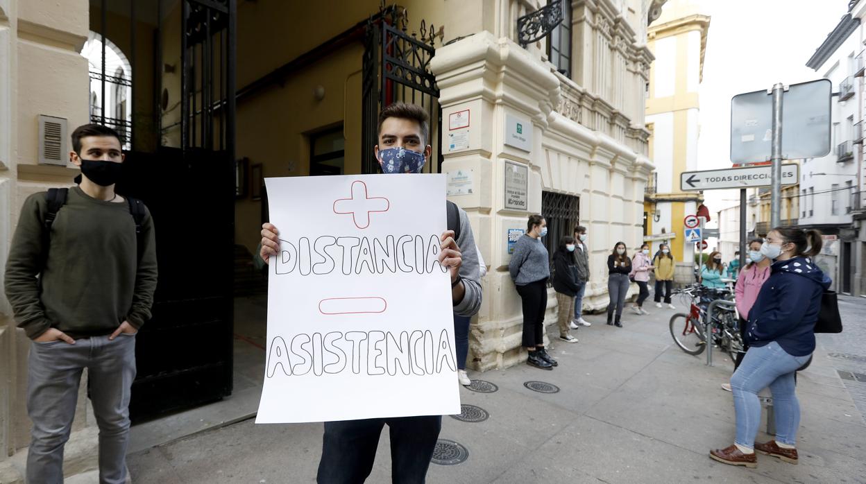 Un alumno del instituto Maimónides muestra un cartel de protesta