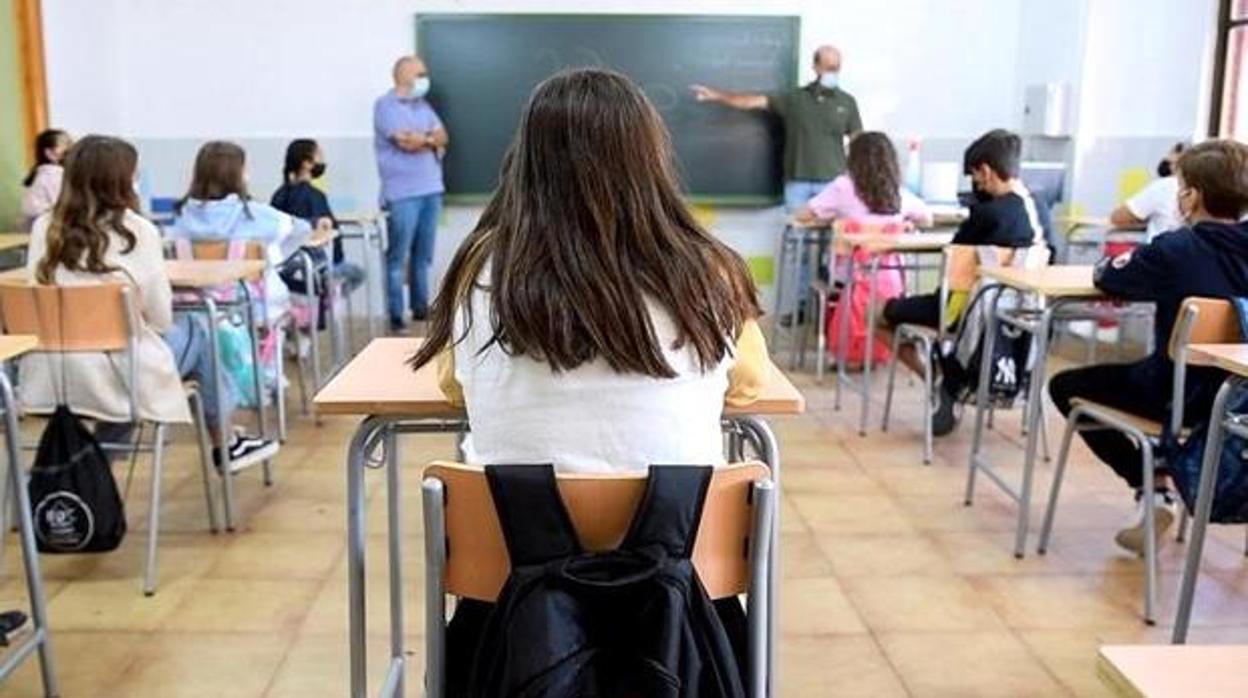 Alumnos en clase en una imagen de archivo