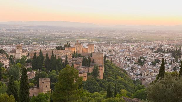 El toque de queda apuntilla a la hostelería de Granada, que ha cerrado 200 negocios a causa de la pandemia